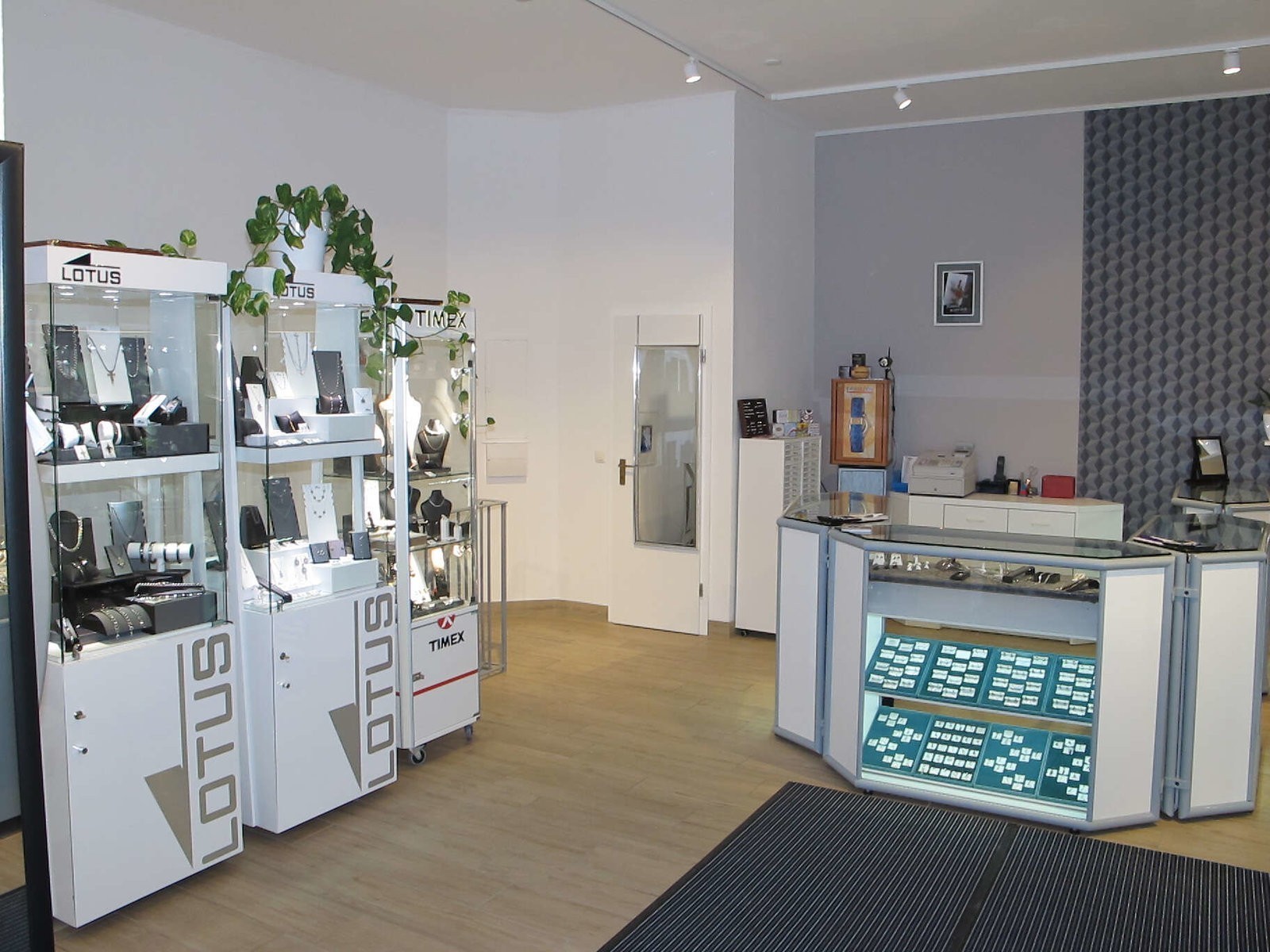 Beleuchtete Schmuck- und Uhrenvitrinen im Verkaufsraum von Schmuck im Zentrum