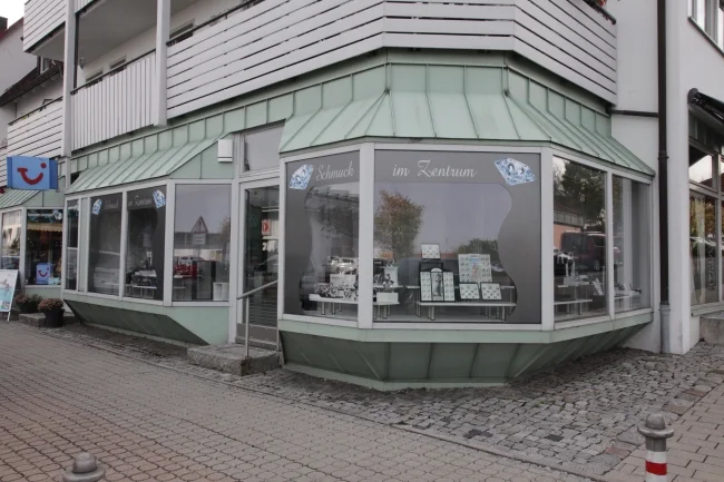 Außenansicht des Geschäfts Schmuck im Zentrum in der Eckentaler Straße in Eckental